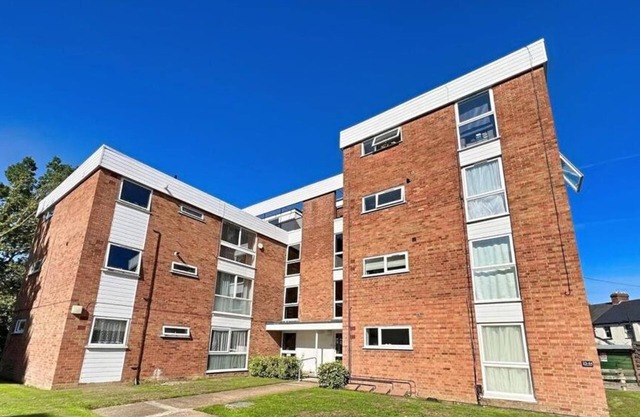Captivating 1-Bed Apartment in Enfield