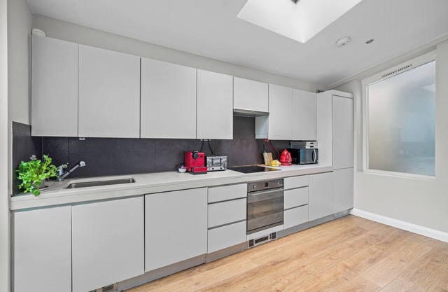 Captivating 3-Bed House in London Holland Park