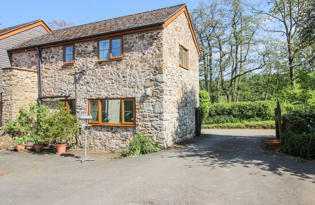 CARADOC COTTAGE, family friendly, with open fire in Church Stretton