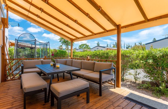 Caravan 'Le Mediterranéen' with Mountain View, Shared Pool and Air Conditioning