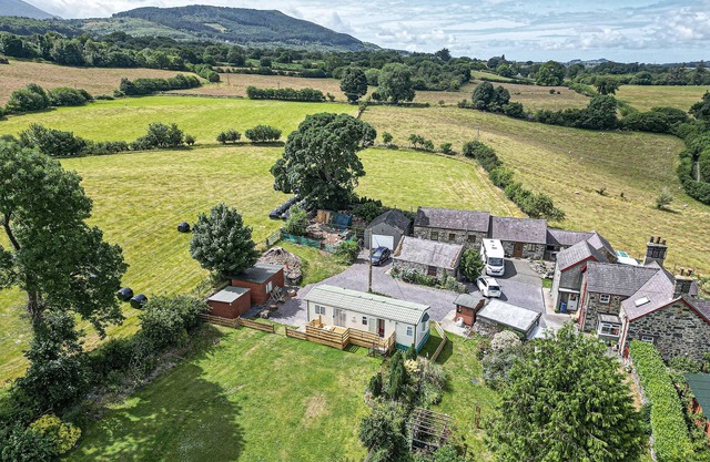 Caravan @ Ysgubor - sleeps 6 guests in 2 bedrooms