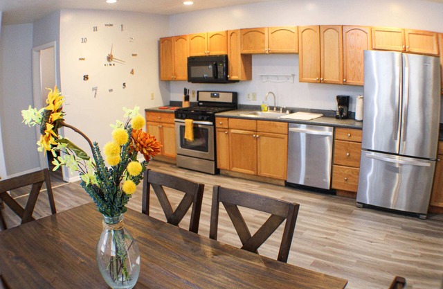 Carey Way Quarters – Modern 2BR Near Carson Street