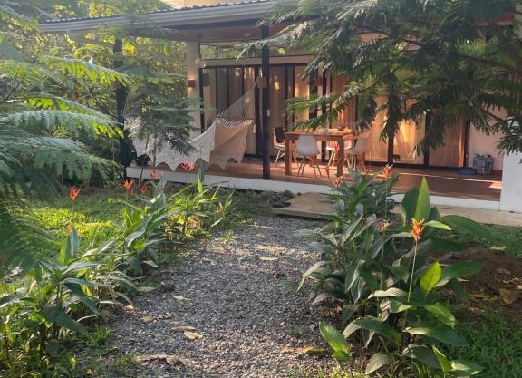 Caribbean Irie - charming, luxurious bungalow in nature with AC & fiber optic wifi