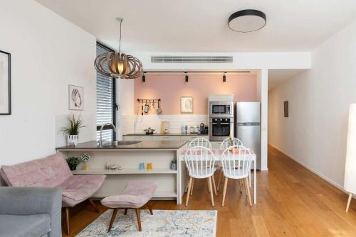 Carmel Market Deluxe - Heart of Nahalat Binyamin, 5m to Beach, Sea View Balcony