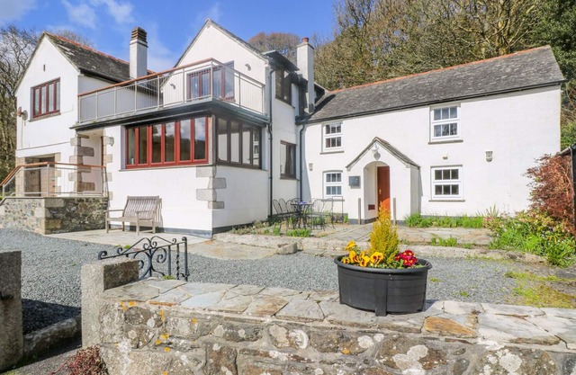 CARNE MILL, pet friendly, luxury holiday cottage in Manaccan