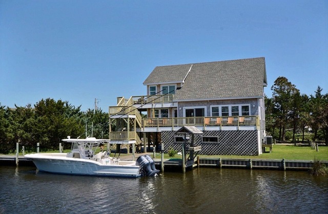 Carolina Winds: Dog friendly, hot tub, dock, access to Pamlico Sound.