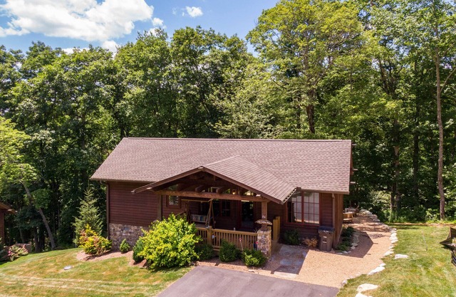 Carolina Wren Cottage NEW cabin near Blowing Rock with 2 suites and hot tub!