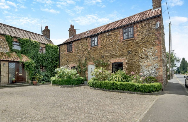 Carrstone Cottage - Two Bedroom House, Sleeps 4