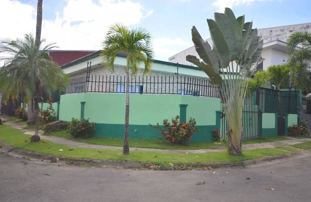 Casa 007, 10 people private Residence downtown Jaco!