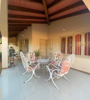 Casa AMPLIA CON PATIO Y COCHERA