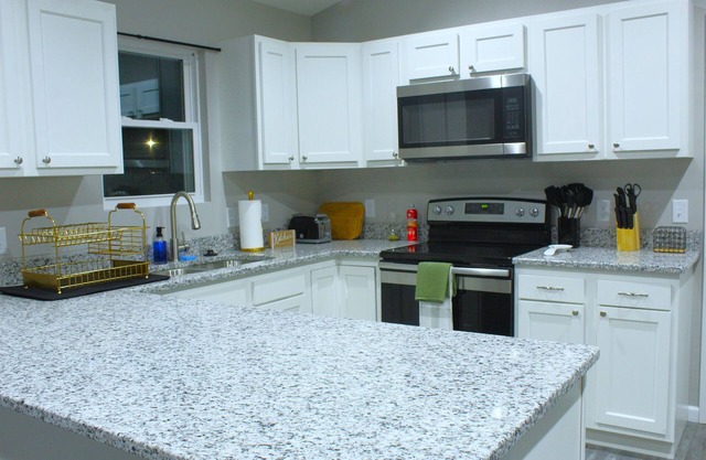 Casa Blanca - mins to Downtown Emporia