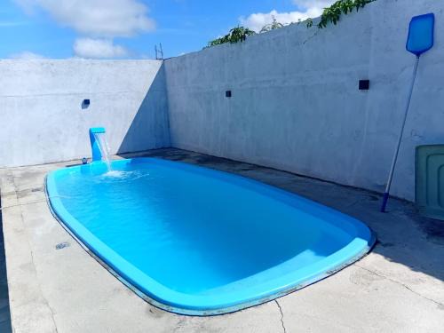 Casa com PISCINA em local tranquilo com valor acessível