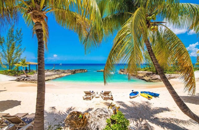 Casa Luna 16: Luxe Resort South of Seven Mile Beach w/Pool, Heated Spa, & Beach Cove