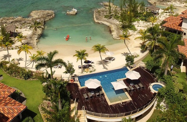 Casa Luna 17: Luxe Oasis South of 7Mile Beach w/Secret Beach Cove, Pool + Heated Spa