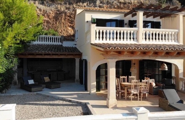 Casa Suliar with shared pool & fantastic panoramic harbour view