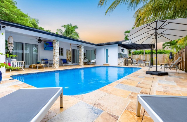 Casa Tropicana- Heated Pool, Game Room & Mins from Beach