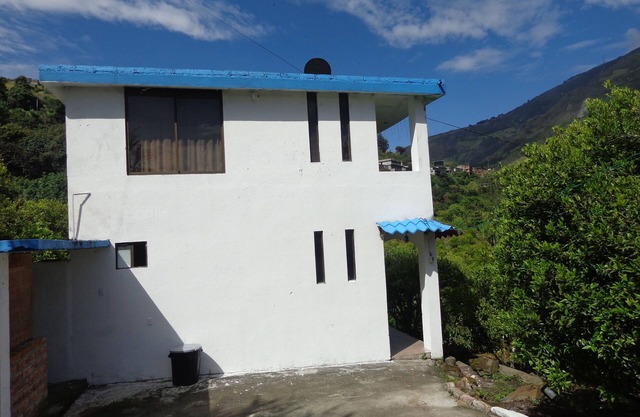 Casa Vacacional Baños white blue house