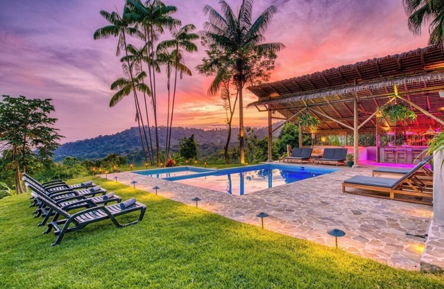 CasaLong Luxury Villa with Pool and Jacuzzi