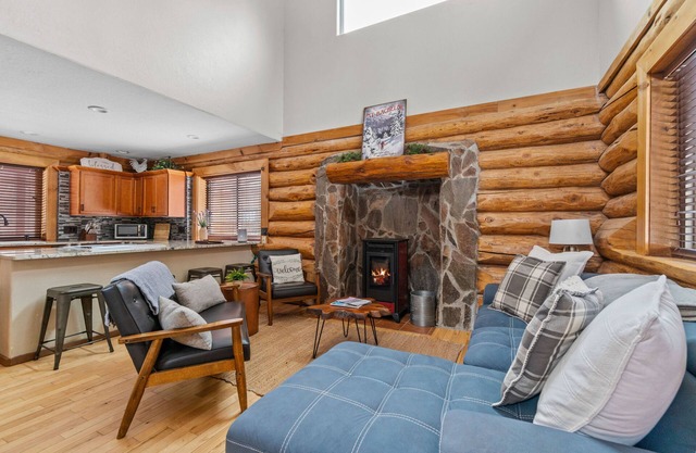 Cascade Getaway, Hot Tub, Fenced Acre, Pet Friendly