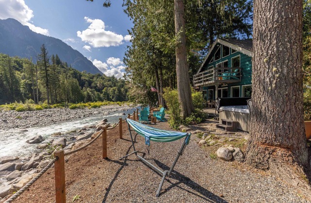 Cascade Jewel - gorgeous, remodeled w/expansive mountain views, hot tub, master suite