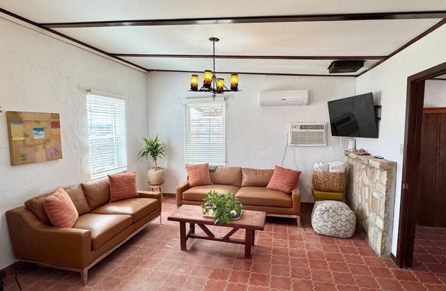 Casita Blanca - Centrally Located 3 Bedroom Home