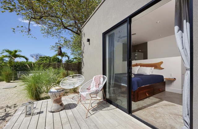 Casita Tuis, Private studio