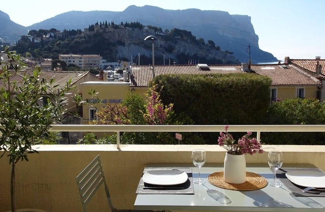 Cassis center apartment la rade, behind the harbor, nice view and parking