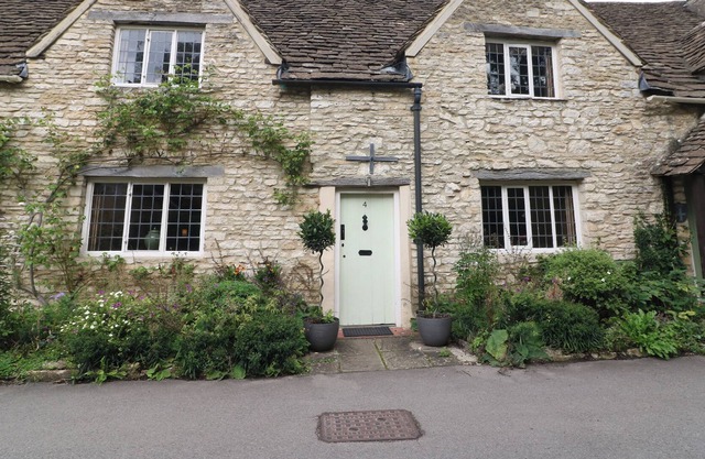 CASTLE COMBE COTTAGE, pet friendly, character holiday cottage in Bath