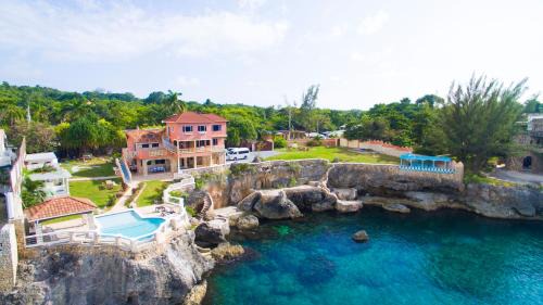 Castle Cove -Ocean Front Villa