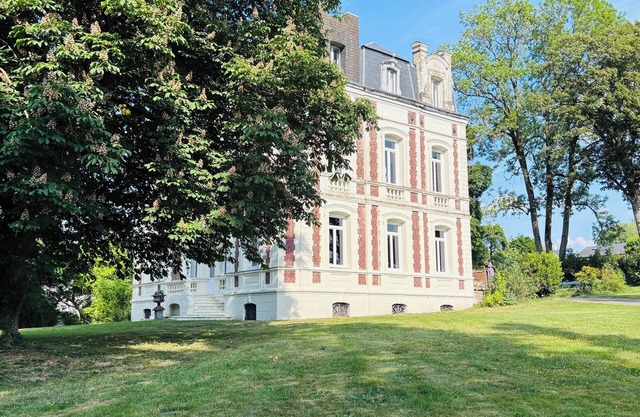 Castle with private garden, Jacuzzi, hiking and biking trails for family/friends group