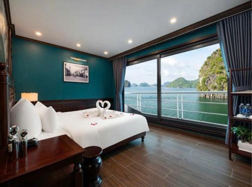 Cat Ba Bonita Cruise Lan Ha Bay with Private Balcony Suite and Bathtub