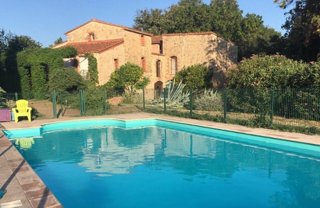 Catalan farmhouse surrounded by olive trees and vineyards, 20 min to the sea