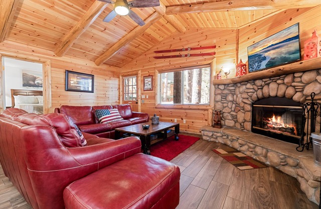 Catalina Creekside Cabin - Log Cabin, Perfect for Couples, Fenced Yard