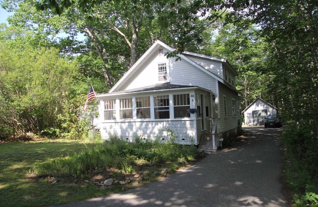 Catbird Cottage - Updated Cozy Gem, 2 miles to Acadia National Park, short walk to the bay