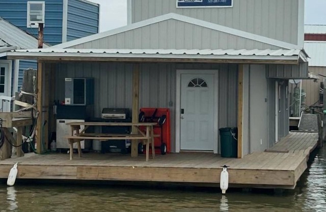Catfish house boat for rent, sleeps 8,Ice machine. perfect place to fish 🐠