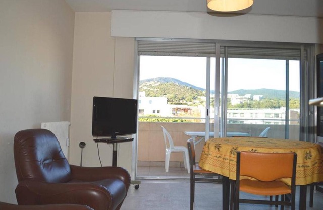 Cavalaire : Appartement 2 Pièces, à 300m Plage, Clim, Balcon - FR-1-226B-331