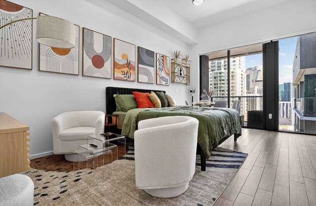 CBD LuxePad Penthouse Studio 1 King Bed Gorgeous Bay Views, Pool. Hottub, Gym, R