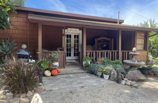Cedar Cottage Retreat with Mountain View’s