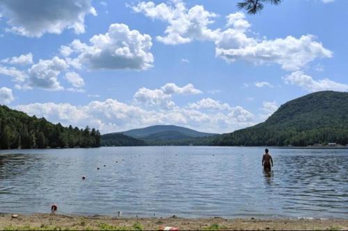 Cedar Creek! Privacy, quick walk to the beach