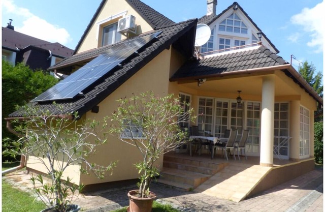 Cedar House - Two Bedroom Apartment, Sleeps 8