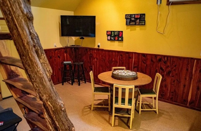 Cedar Loft-This rustic retreat is just a short drive from fishing and shopping