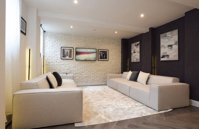 Cell Block 8 | Prison Flat | Sleeps 7 | with Parking
