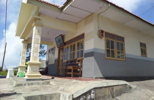 Cemara Lawang Homestay, bedroom sharing bathroom1