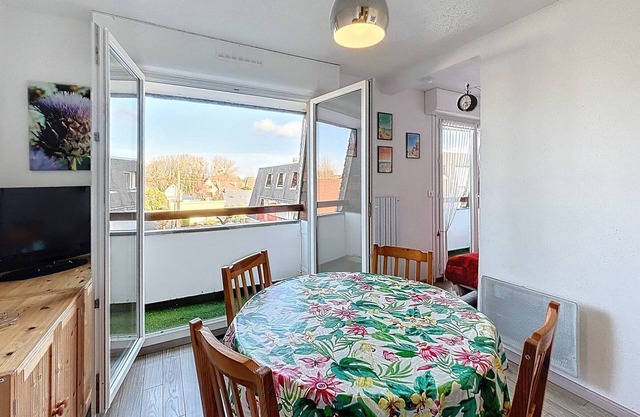 Central Studio with Balcony, Near Beach & Shops, Sleeps 4