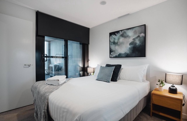 Center 2-Bed with Gym, Sauna, Indoor Pool & Views