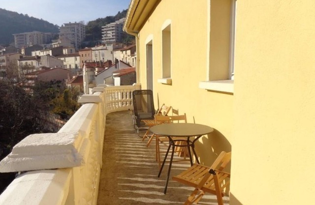 Central F3 Apartment with Balcony/Terrace, Sleeps 4, Close to Amenities, Elevator Access