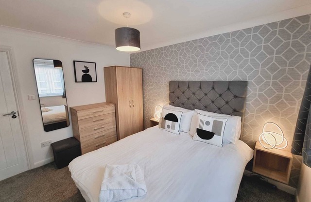 Central 2Bedroom/1Bathroom Flat w/FREE WiFi and Parking