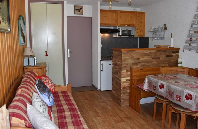 Central Apartment with Balcony, Parking, and Close to Shops and Lift