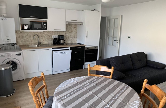Central Apartment Near Beach with Parking & Baby Equipment