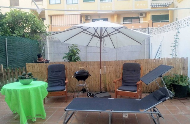 Central apartment. Large outdoor patio & garage